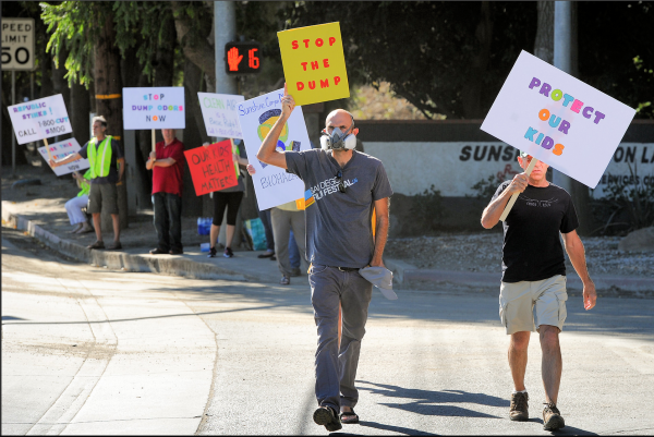 RESIDENTS PROTEST ODORS: Granada Hills residents last year staged a protest at the Sunshine Canyon Landfill in Sylmar. Photo: Los Angeles Daily News.